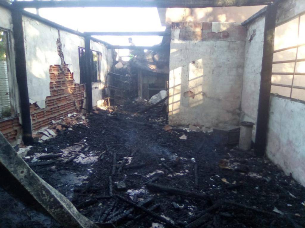 Una familia de Gonnet perdió todo en un incendio, que generó temor en el barrio y fue controlado tras un mega operativo