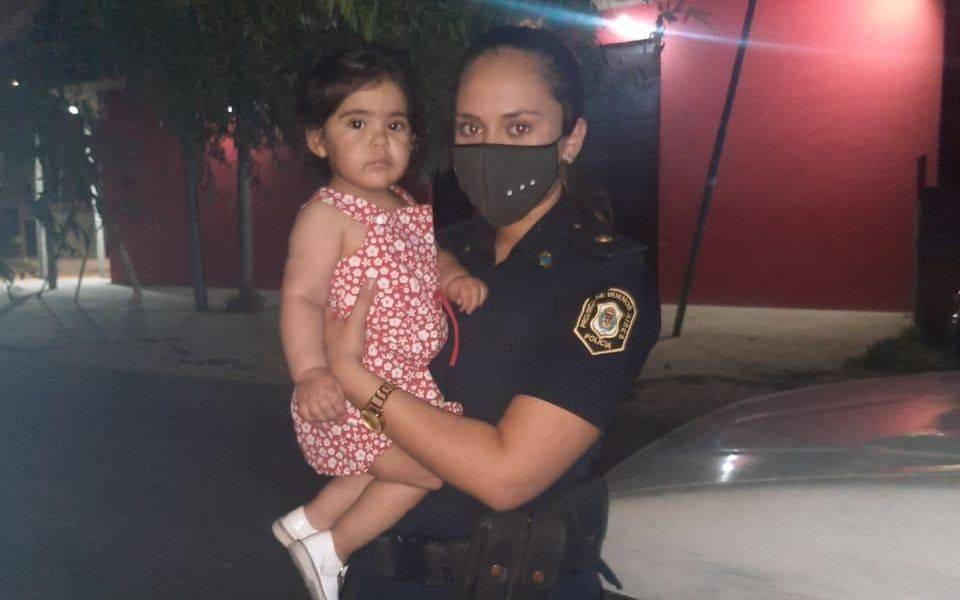 ¡Una heroína en La Plata! Una oficial de la Policía salvó a una bebé de un año