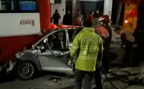 Murió el policía que había chocado contra un micro en Abasto