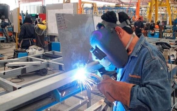 Bajó la demanda de energía de industrias y comercios, y marca la dimensión de la crisis