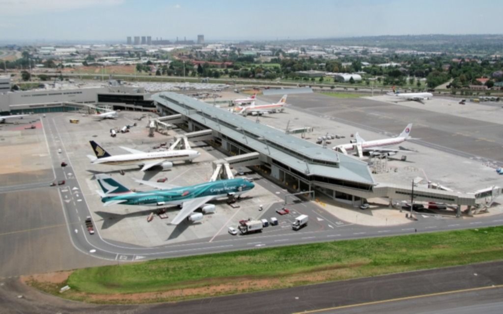 Covid incontrolable: Reino Unido restringe vuelos desde Sudáfrica por cepa "más contagiosa"