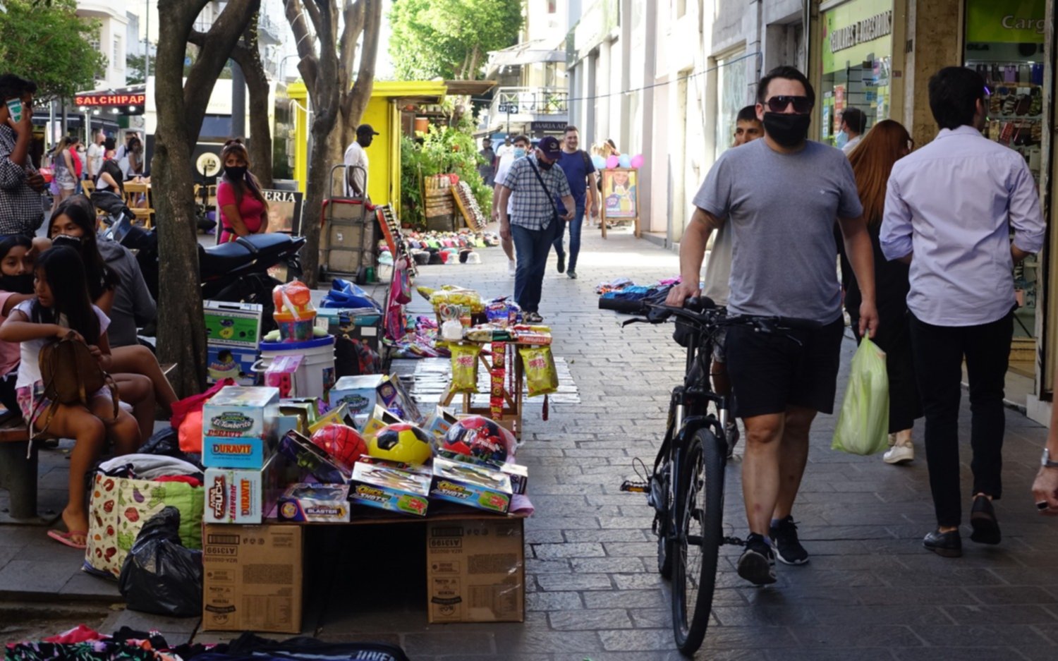 Mientras los platenses hacen las compras navideñas de último momento, los manteros siguen copando las calles 