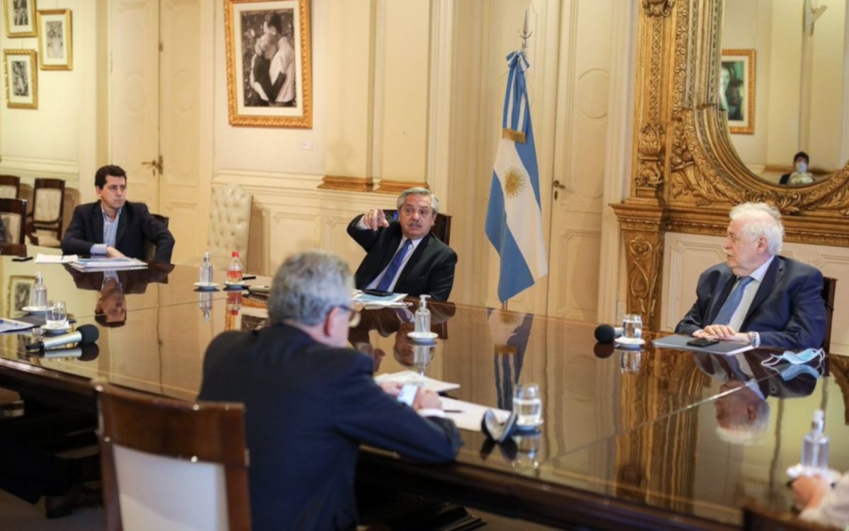 El Presidente se reúne a las 17 con el comité de vacunación, a horas de que llegue la Sputnik V