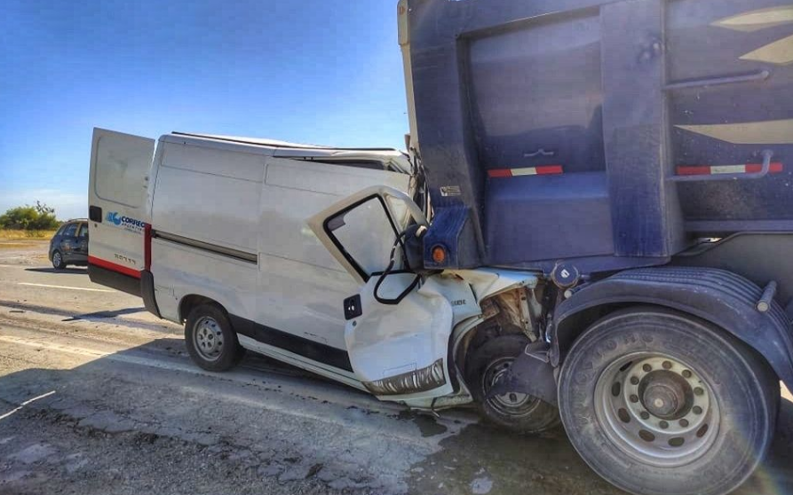 Choque fatal en Ruta 2: una combi del Correo Argentino impactó contra un camión y murió el conductor