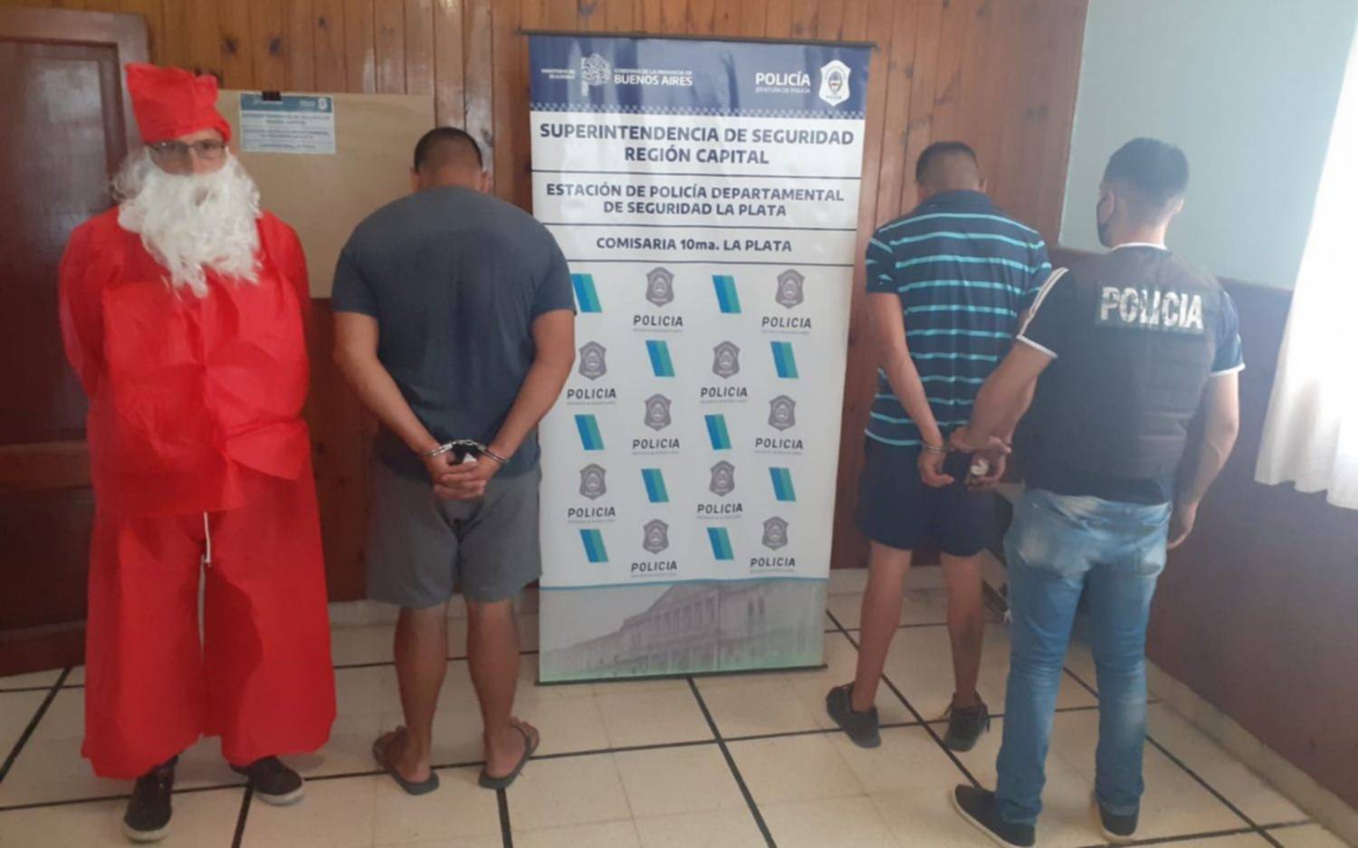 Jo jo jo: Un policía se disfrazó de Papa Noel y detuvo a un prófugo y a un vendedor de marihuana