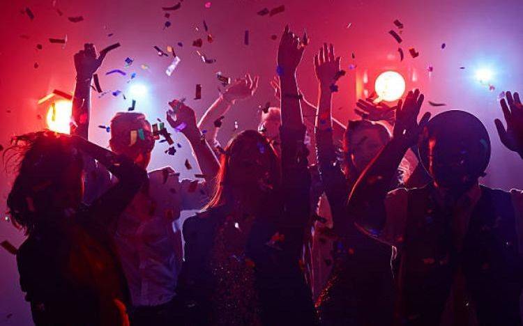 Ya detectaron siete fiestas clandestinas para esta noche: fueron advertidos de severas multas
