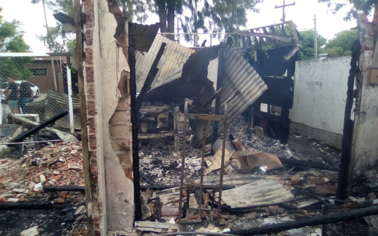 Voraz incendio en Ringuelet: una familia quedó sin nada