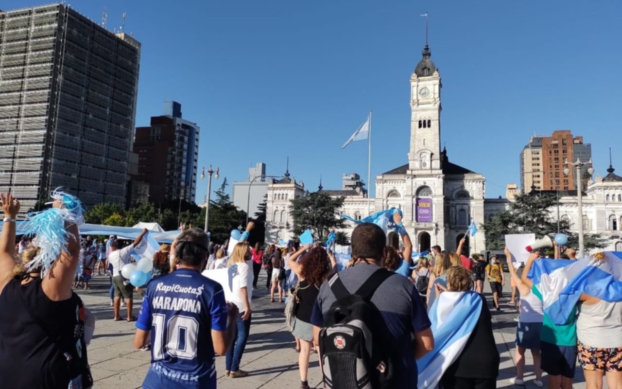 Marcha en Plaza Moreno en contra de la legalización del aborto