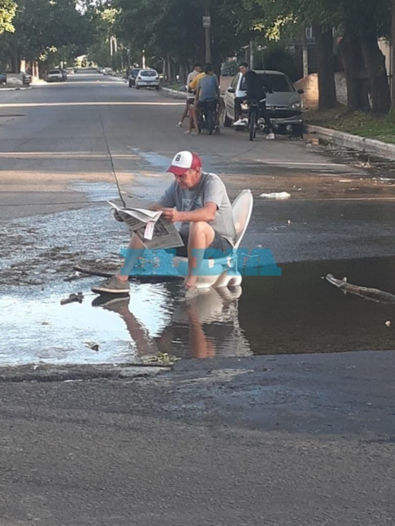 Se sentó en un inodoro en medio de calle para reclamar por un pozo gigante en barrio Aeropuerto