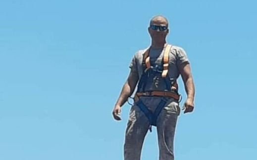 Un hombre murió caer de varios metros mientras podaba un árbol en el club Albatros