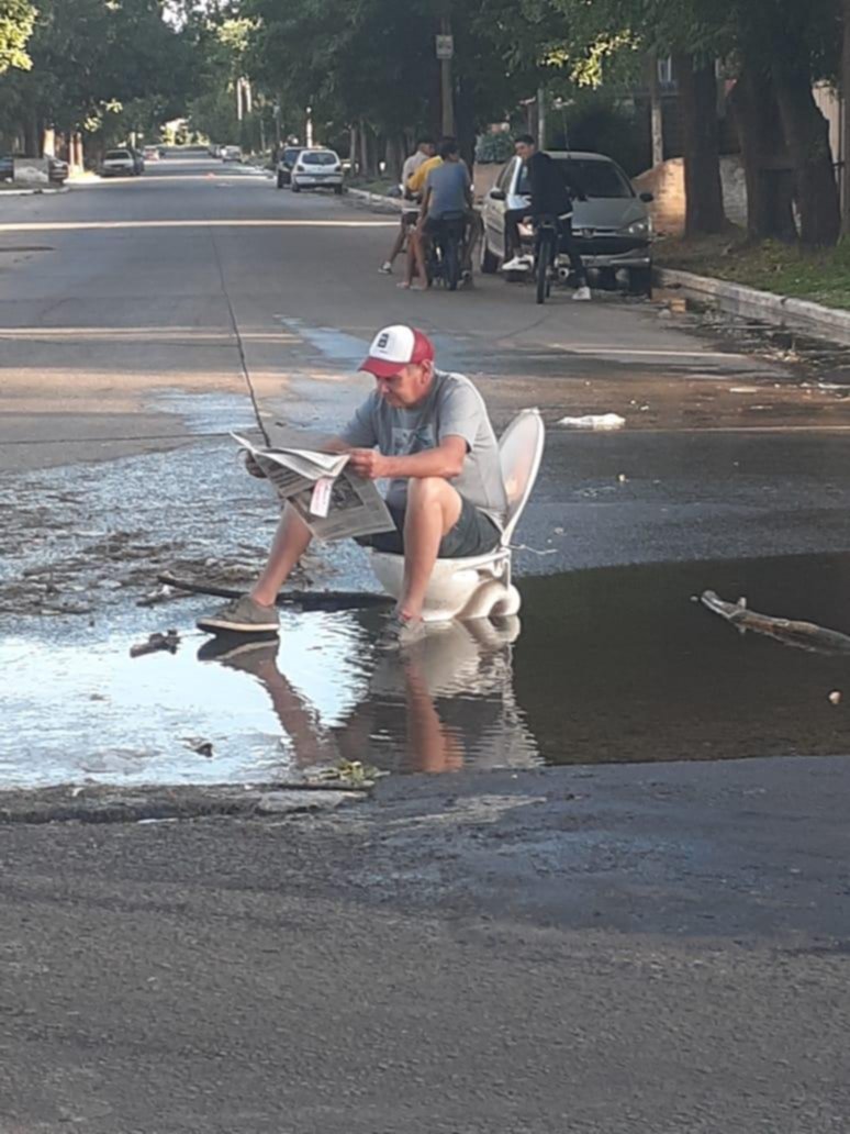 No aguantó más: sentado en el inodoro reclamó por un bache