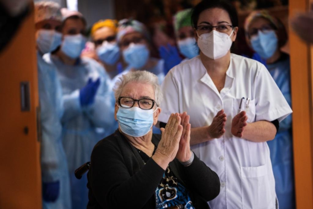 Ancianos y personal de Salud, primeros vacunados en Europa