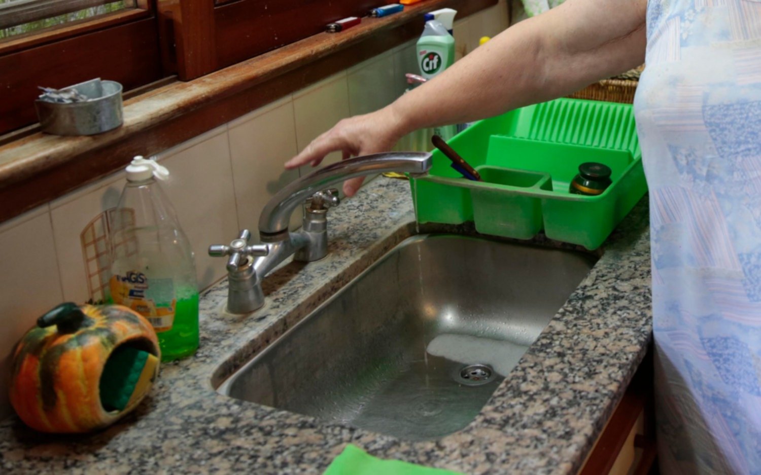 "¡Que alguien haga algo!": crece el desesperación vecinal por la falta de agua en los hogares