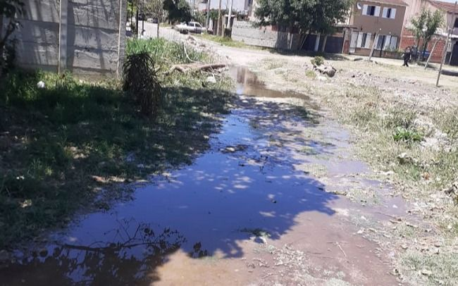 Ezpeleta: Vecinos denuncian desborde de una cloaca