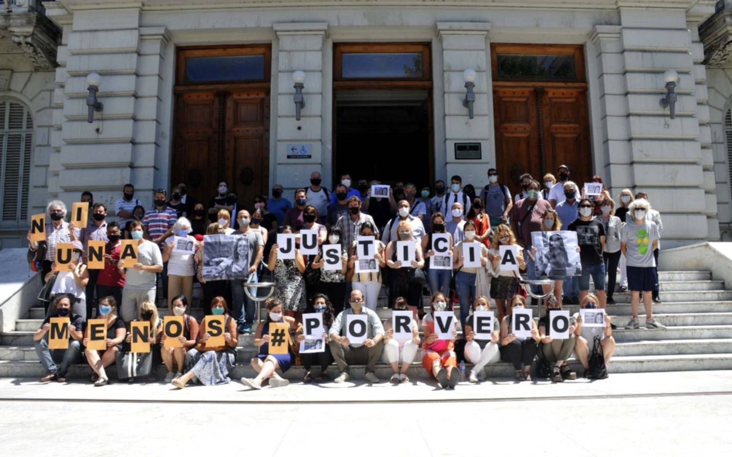 Familiares y amigos de la abogada asesinada en La Plata reclamaron justicia frente a Tribunales