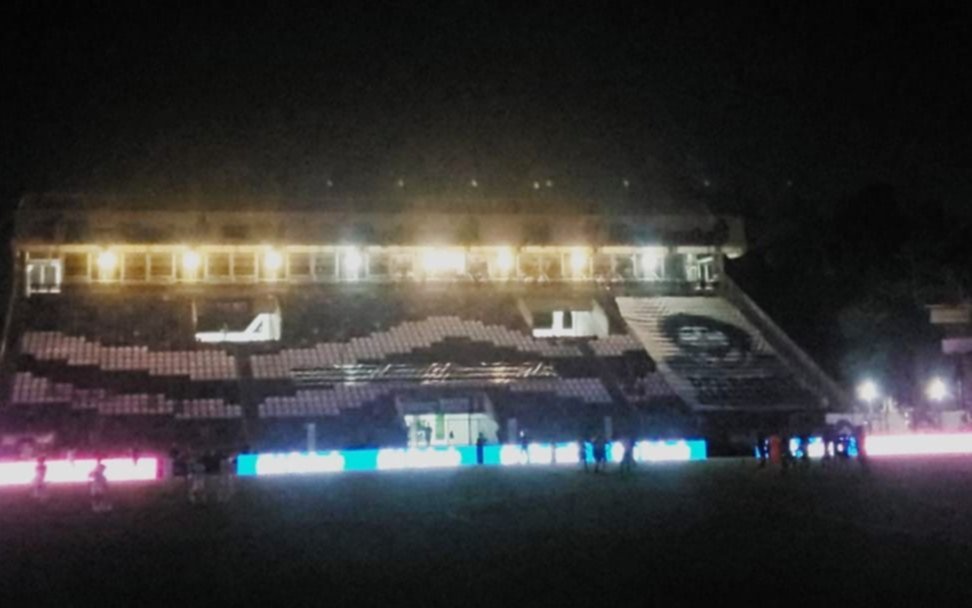 Un corte luz interrumpió por más de 20 minutos el partido