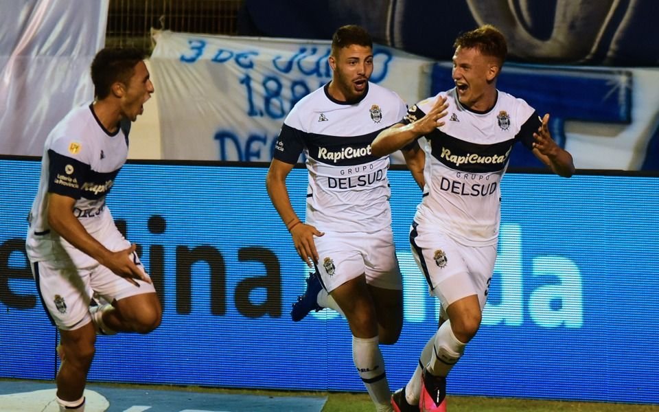 Palazzo debutó y marcó su primer gol en primera