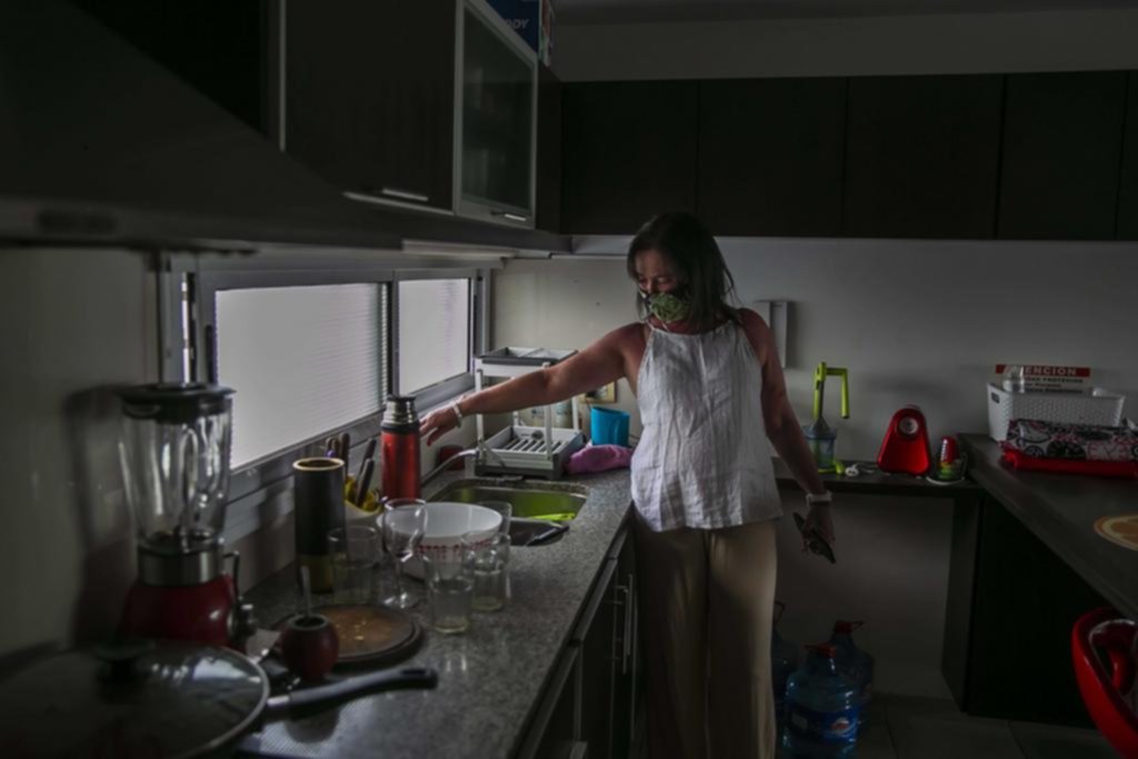 El calor pleno agobia más en los barrios donde conviven con la escasez de agua