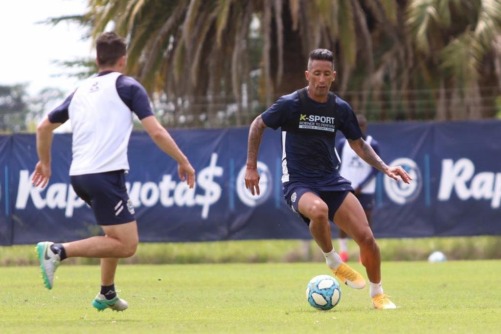 Ante la gran cantidad de bajas, Lucas Barrios reapareció entre los suplentes