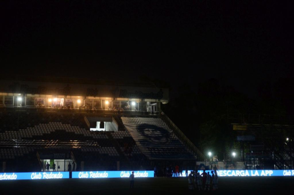 Un corte de luz dejó a oscuras el estadio Juan Carmelo Zerillo