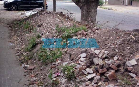 Reclamo por montañas de escombro en  la cuadra de 23 entre 67 y 68
