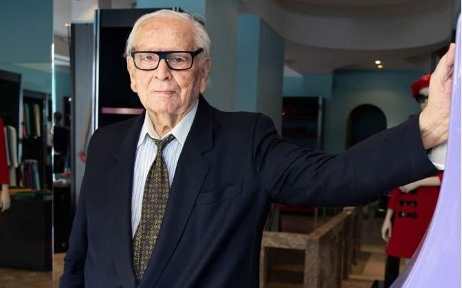 El 2020, implacable: el mundo de la moda llora la muerte del diseñador francés Pierre Cardin