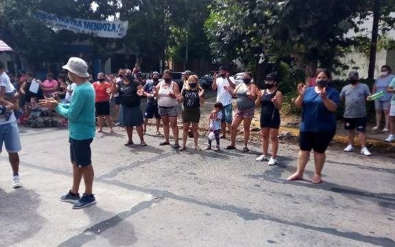 Vecinos sin agua a metros de la Municipalidad