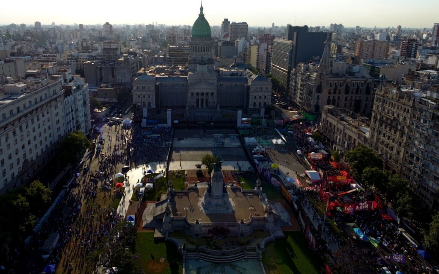 Verdes y celestes: miles de personas a favor y en contra del aborto movilizados en el Congreso