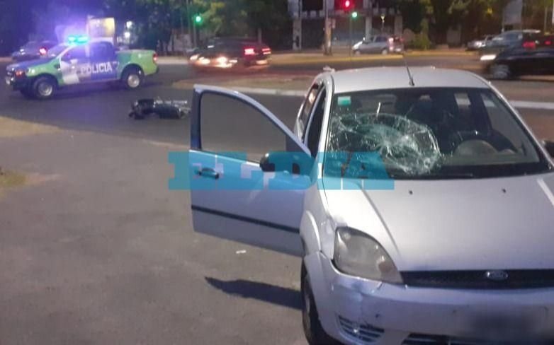 Un motociclista herido tras chocar con un auto en Centenario y Arana