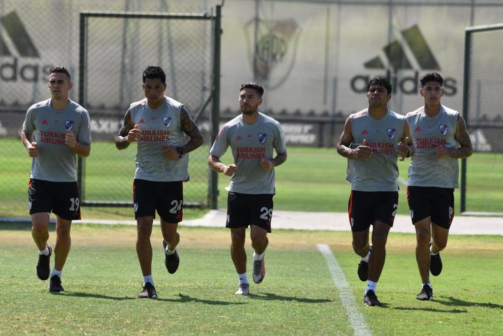 Gallardo define el equipo sin descuidar al Palmeiras