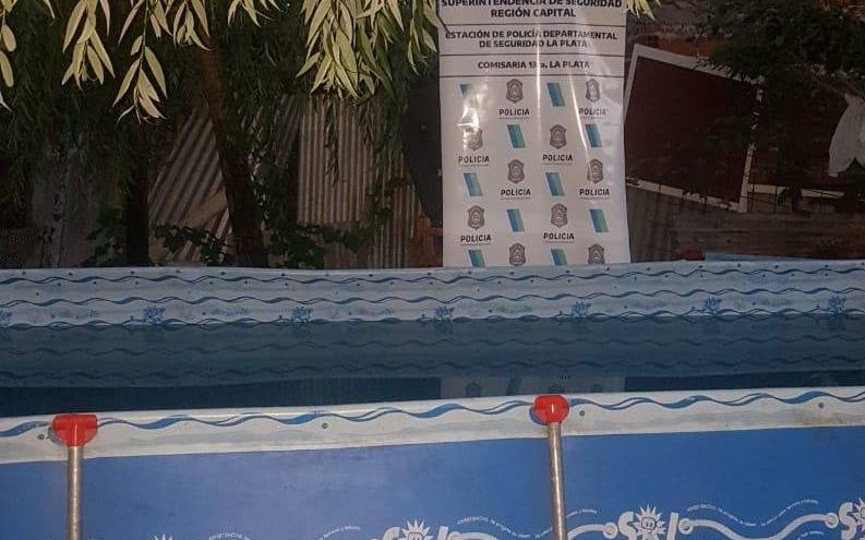 Robó una pileta de lona, la armó en su patio y ahí lo encontró la policía