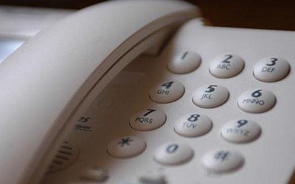 Reclamo por dos adultos mayores sin telefonía fija