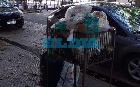 Hartazgo en la zona de 51, entre 5 y 6, por la acumulación de residuos en las veredas 