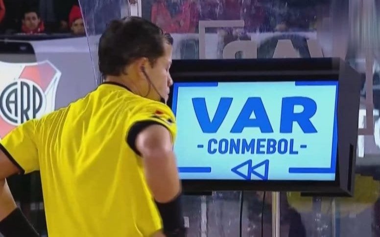 Tras una larga espera, el VAR llega este año al fútbol argentino