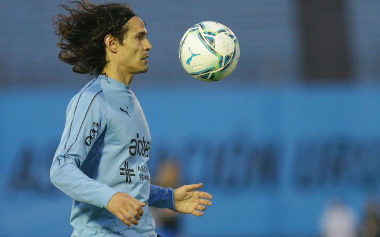 La federación inglesa entendió que Cavani hizo comentarios racistas y lo suspendió por tres partidos