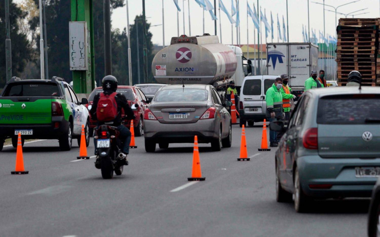 La Autopista, a paso de hombre mano a La Plata: al intenso tránsito se sumó un accidente