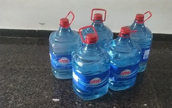 Tras el aval de la Justicia, en Los Hornos los vecinos ya reciben agua envasada