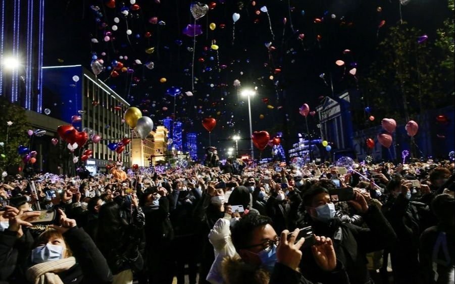 Una multitud celebró la llegada del Año Nuevo en Wuhan