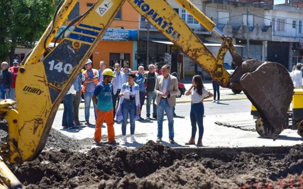 Recorren obras de asfalto en Ezpeleta