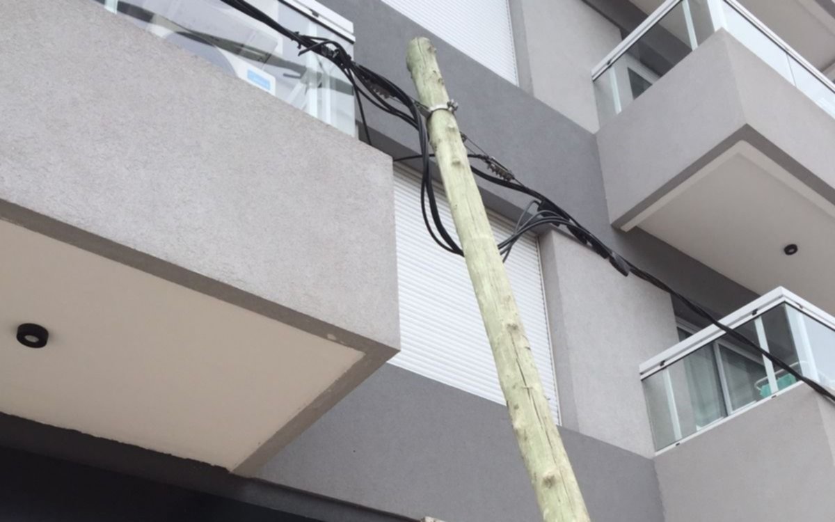 Recambian postes a punto de caer que generaban temor en los vecinos