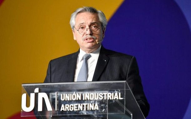 Ante industriales, Fernández dijo que será "inflexible" con los precios y negociará con "pulso firme" ante el FMI