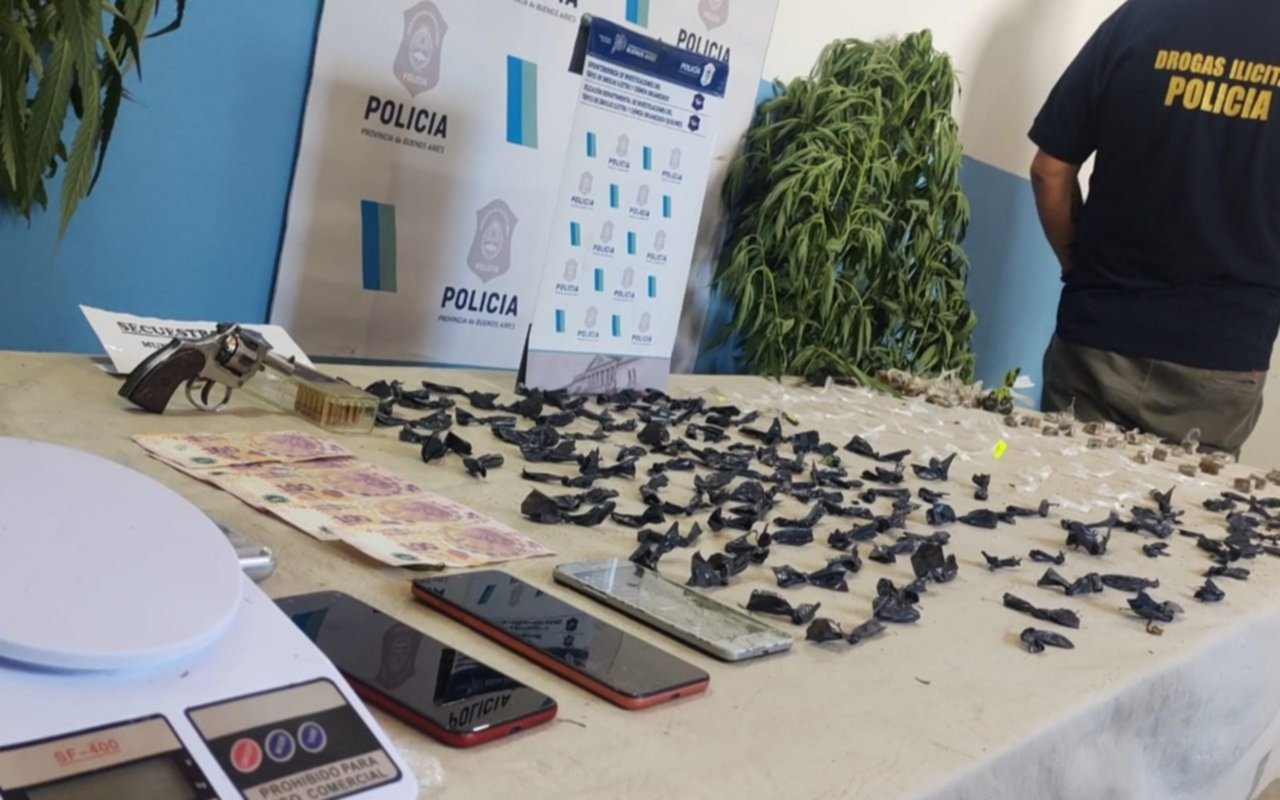 La policía detuvo a dos sujetos que vendía drogas en Villa Luján