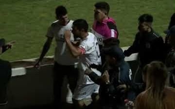 VIDEO. Violencia en el ascenso: jugadores subieron a la platea y se pelearon con la barra brava