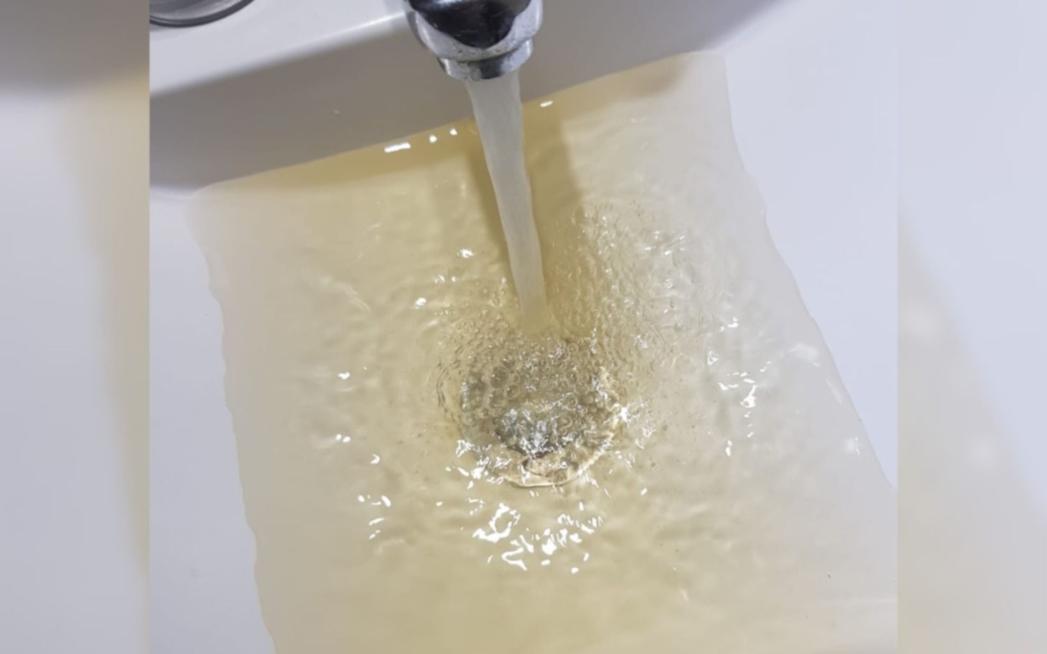 Agua imposible de consumir: una imagen que se repite en toda la Ciudad
