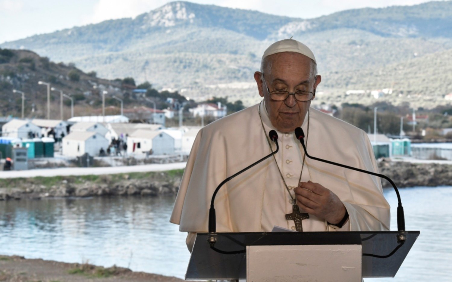 El mensaje de Francisco desde la isla de Lesbos: "Cuando se rechaza a los pobres, se rechaza la paz"