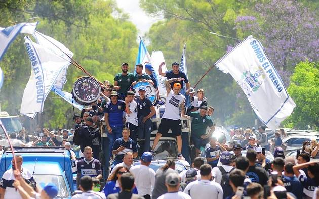 El plantel del Lobo llegó al estadio: desde el hotel en autos particulares  - Deportes