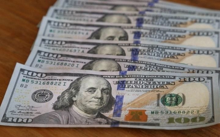 El dólar blue baja y opera por debajo de los $200