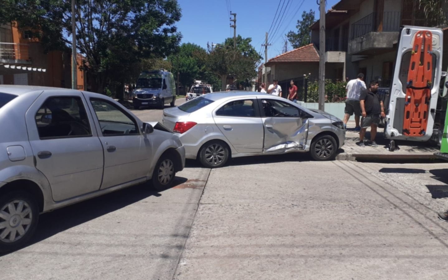 Mediodía accidentado en Berisso: colisionaron tres autos y una persona resultó herida