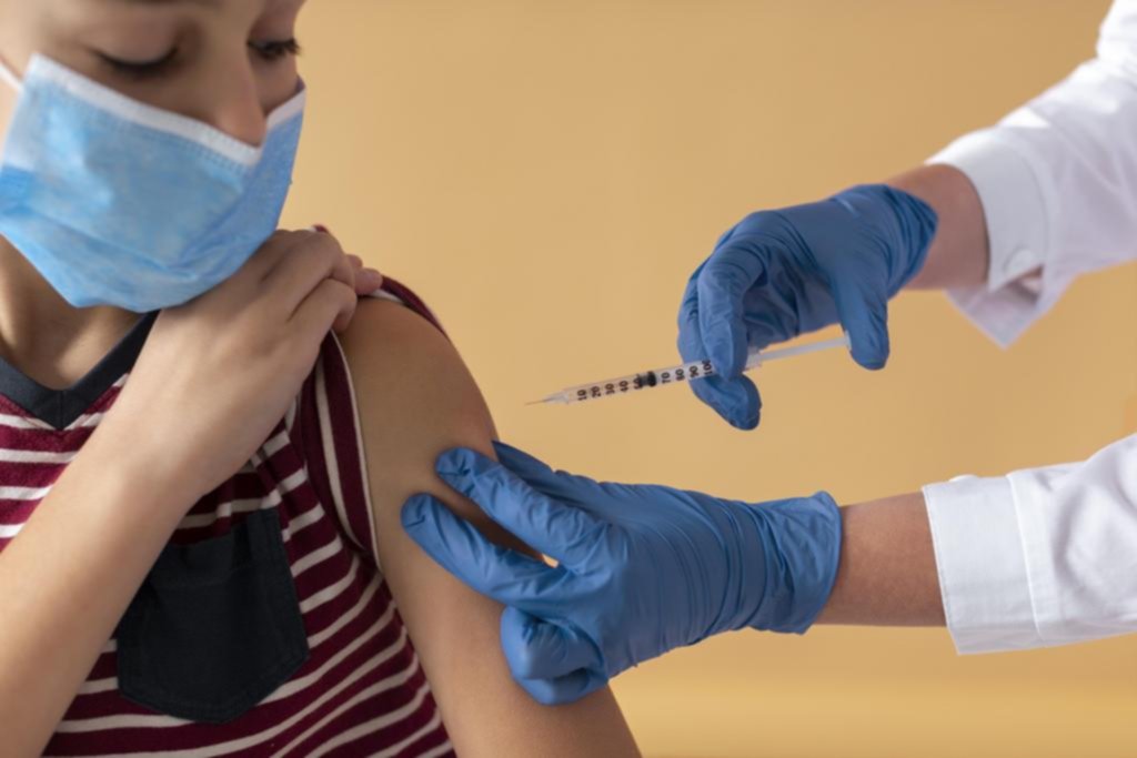 Vacunación pediátrica: tras las dudas, ahora la OMS pide inmunizar a los chicos