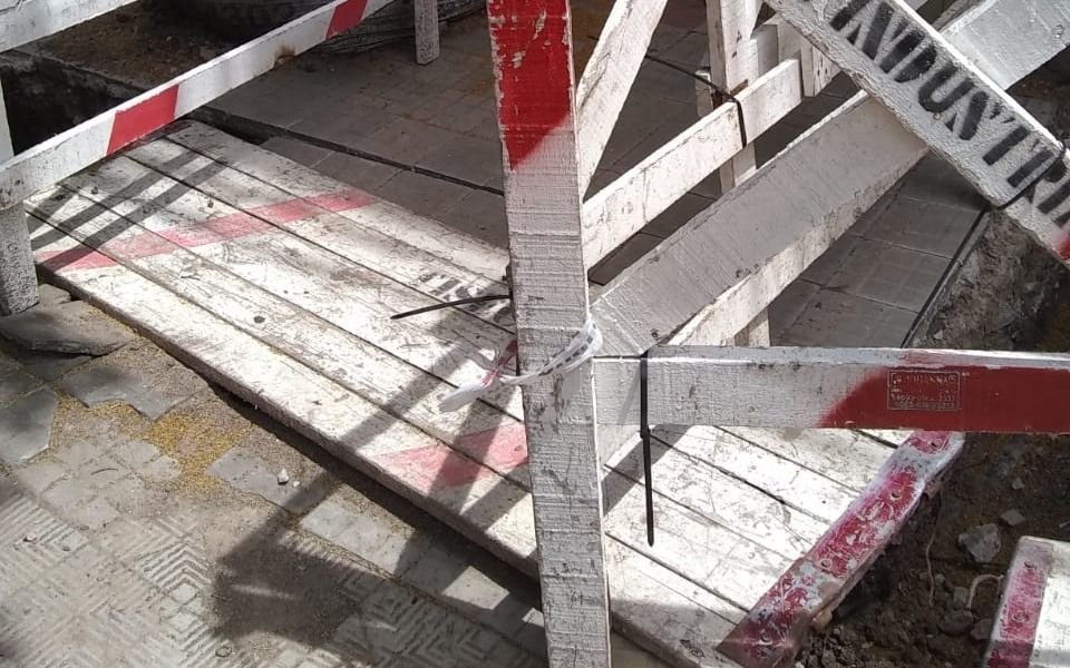 Reclamo y solución por un poste de luz en 4 y 64
